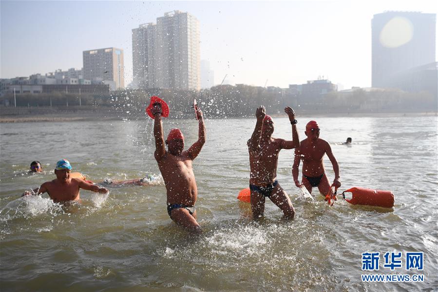 동계 수영 애호가들이 입수 전 몸에 물을 끼얹는다. [2019년 12월 21일 촬영/사진 출처: 신화망]
