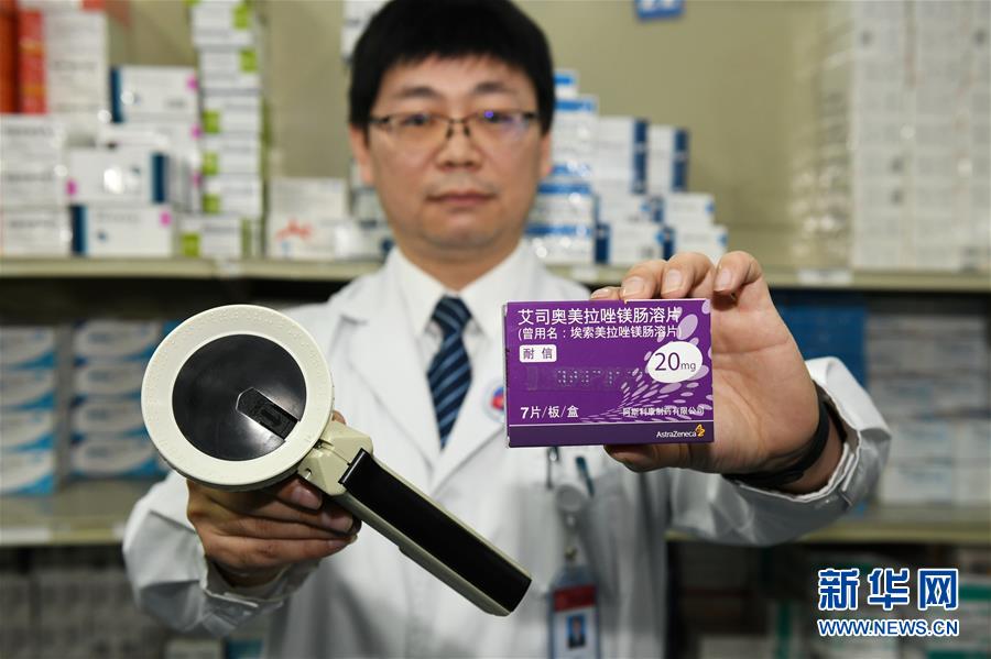 산시 인민병원 임상분야 궈전쥔 약사는 맹인 합리적 약품 사용 시스템 설비와 점자용 약품 설명서를 소개했다. [1월 2일 촬영/사진 출처: 신화망]