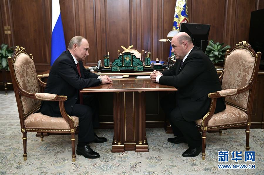 1월 15일, 모스크바에서 푸틴 대통령(왼쪽)과 미슈스틴 국세청장이 업무회담을 하고 있다. [사진 출처: 신화사/RIA Novosti]