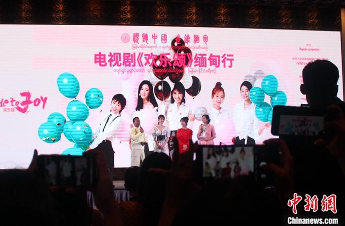 양쯔(오른쪽 두 번째)와 차오신(왼쪽 두 번째)이 행사장에 모습을 드러내자 팬들이 핸드폰을 꺼내 사진을 찍고 있다. [사진 출처: 중국신문망]
