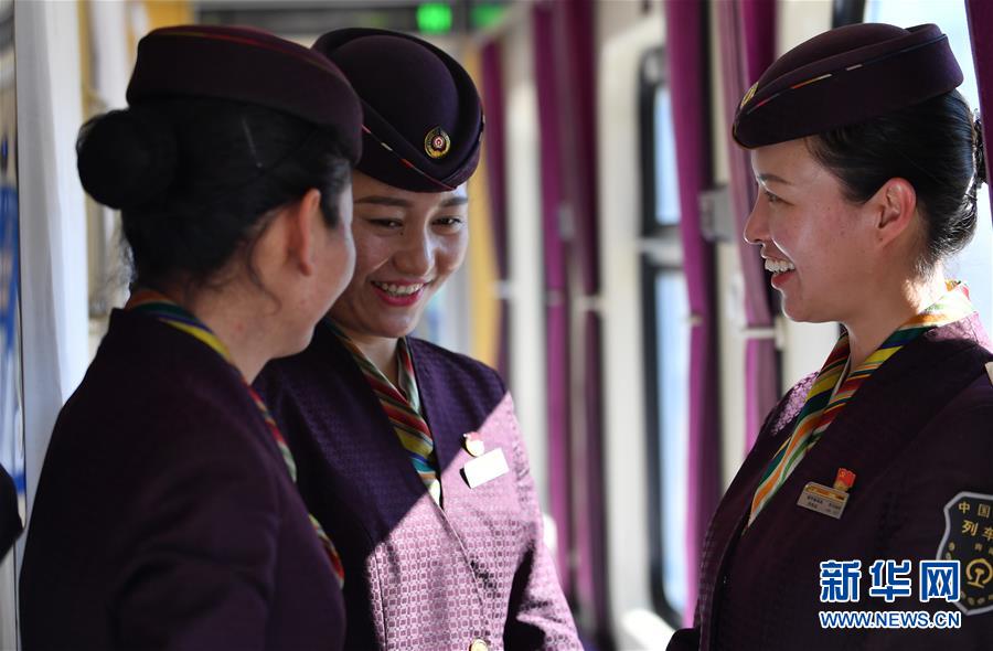궁주취전(오른쪽)이 승무원들과 이야기를 하고 있다. [1월 12일 촬영/사진 출처: 신화망]