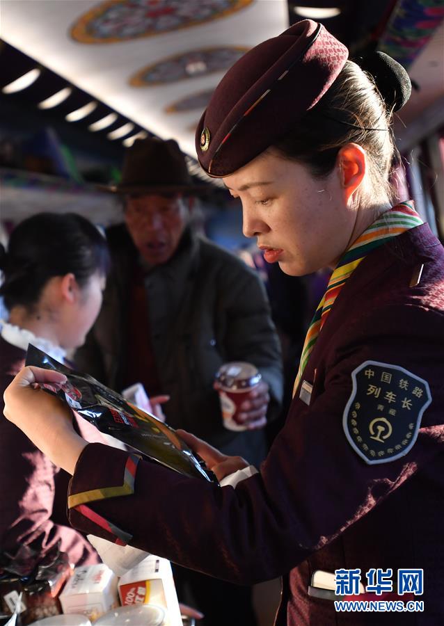 궁주취전이 기차에서 판매하는 음식물의 유효기간을 체크하고 있다. [1월 12일 촬영/사진 출처: 신화망]