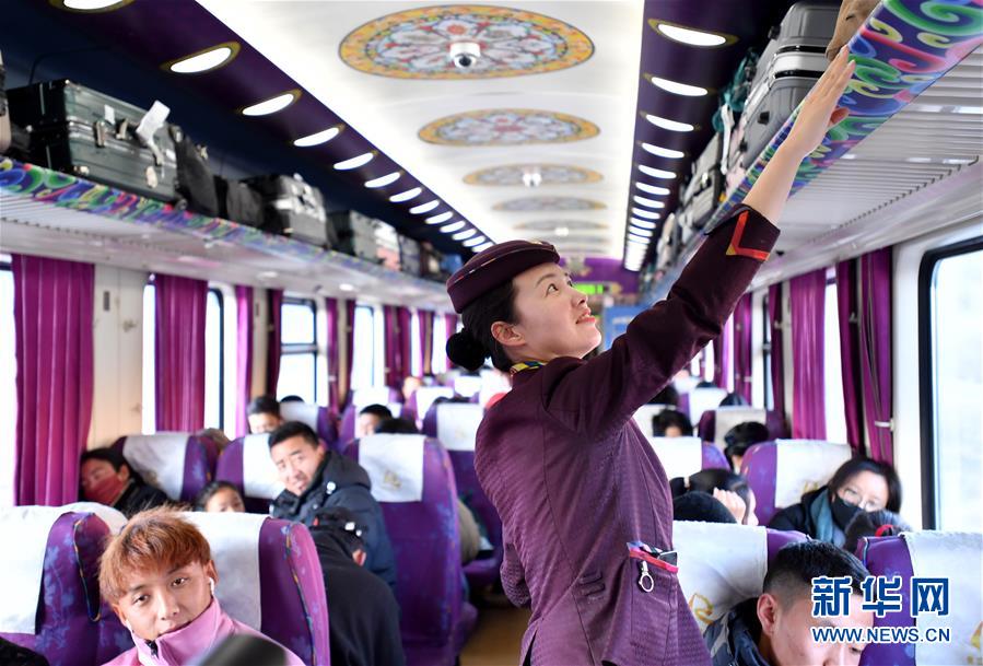 궁주취전이 열차 선반을 검사하고 있다. [1월 12일 촬영/사진 출처: 신화망]