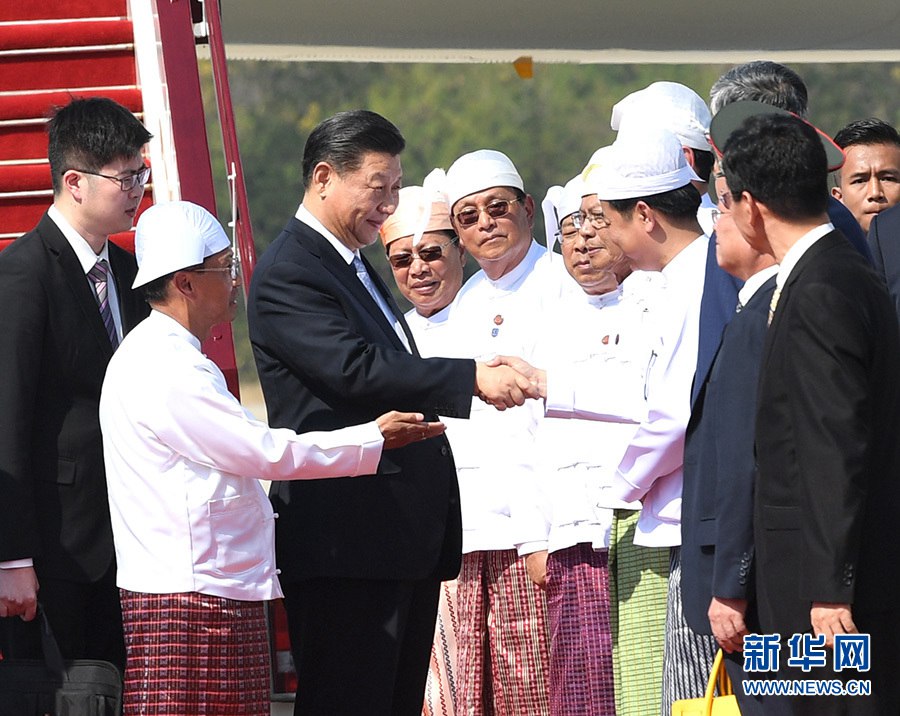 시진핑 주석이 도착했을 때 미얀마 민 쉐 제1부통령이 내각 각료들과 함께 트랩 옆에서 시 주석을 영접했다. [사진 출처: 신화망]