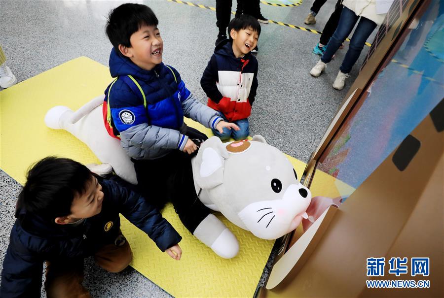 어린이가 전시회에서 쥐 모양의 체감형 게임을 즐기고 있다. [1월 11일 촬영/사진 출처: 신화망]