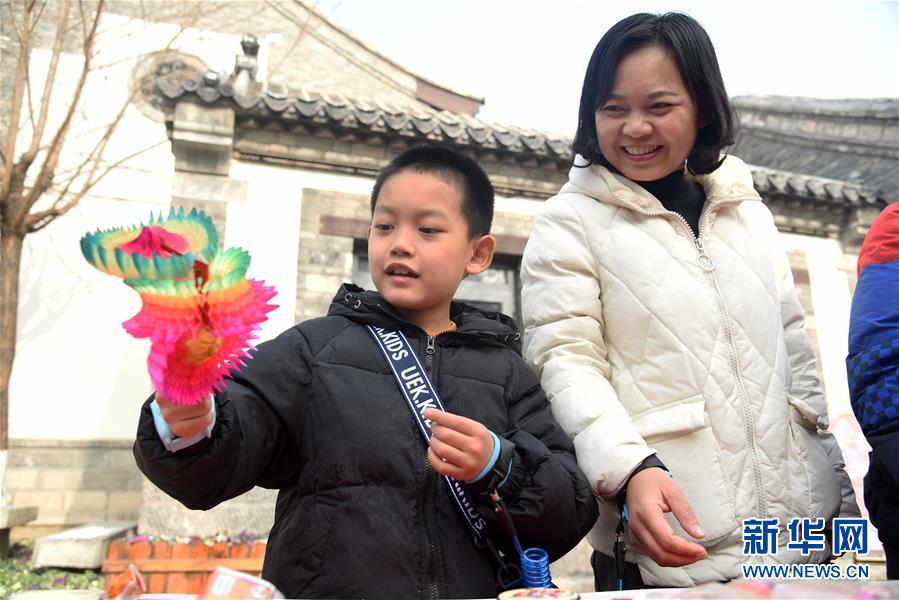 어린아이가 민속 공예품을 구매하고 있다. [1월 19일 촬영/사진 출처: 신화망]
