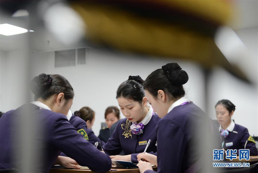 승무원 댜오위팅(刁雨婷)과 리신옌, 왕위신(왼쪽에서 오른쪽으로)이 허페이난역에서 조찬회의에 참석하고 있다. [사진 출처: 신화망]