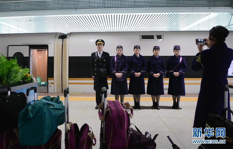 허페이난역 플랫폼에서 승무원 중 00허우 5명이 열차 앞에서 기념촬영을 하고 있다. [사진 출처: 신화망]