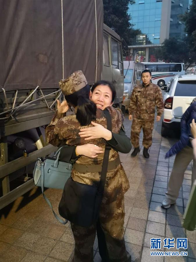 지난 24일 저녁, 의료팀 성원이 배웅 나온 가족과 포옹하며 작별했다. [사진 출처: 신화망]
