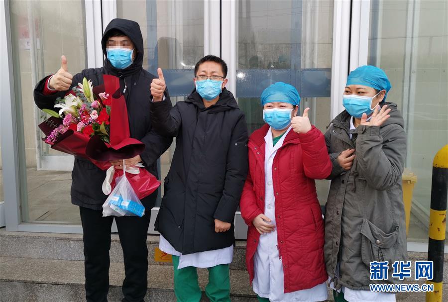 코로나 감염 환자(왼쪽 첫번째)가 지난 2일 톈진시 하이허병원에서 완치 후 퇴원하며 의료진과 기념사진을 찍었다. [사진 출처: 신화망]