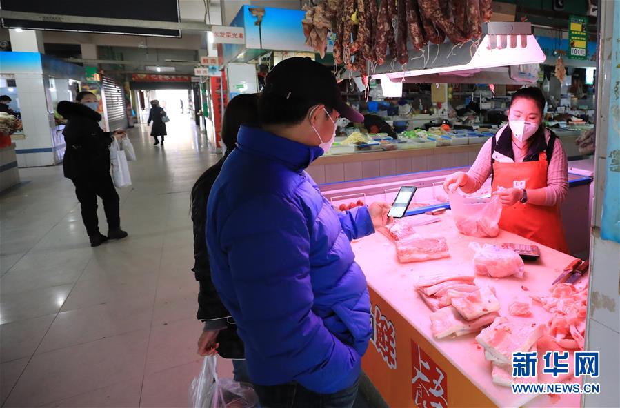 시민이 상하이 민항구 화요우 농산품 시장에서 돼지고기를 구매하고 있다. [사진 출처: 신화망]
