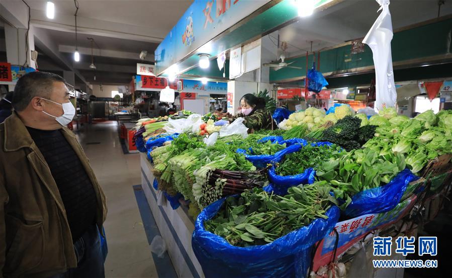 시민이 상하이 민항구 화요우 농산품 시장에서 채소를 구매하고 있다. [사진 출처: 신화망]
