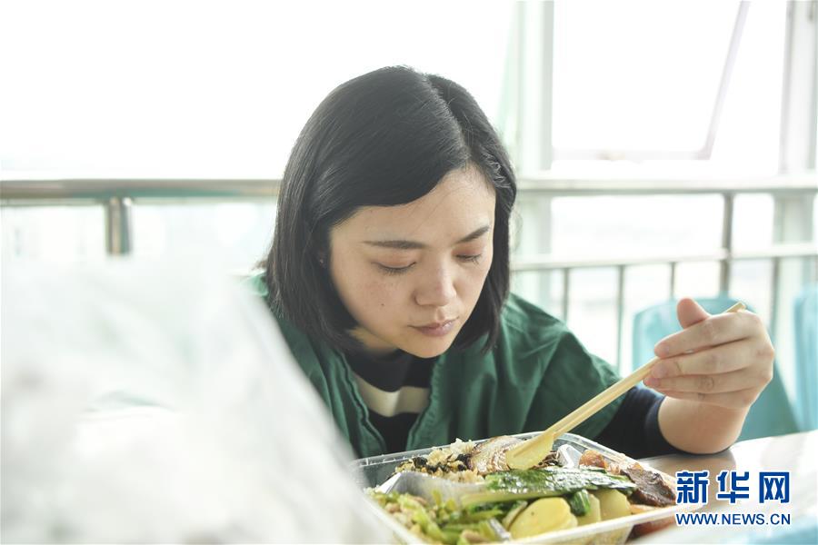충칭 싼샤중심병원에서 황샤가 점심을 먹고 있다. [사진 출처: 신화망]