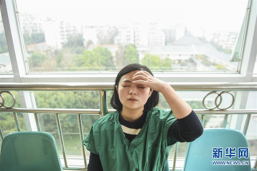 지난 2일 점심 때 충칭 싼샤중심병원에서 황샤가 짧은 휴식을 취하고 있다. [사진 출처: 신화망]