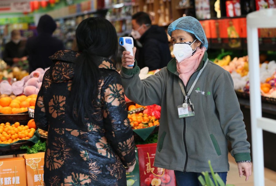 1월 31일 음력 정월 초이레, 시민들이 마트를 찾아 물건을 구매하고 있다. 신종 코로나 감염을 방지하기 위해 해당 마트 입구에서 직원들이 고객들의 체온을 측정하고 있다. [사진 출처: 인민포토/촬영: 저우궈창(周國強)]