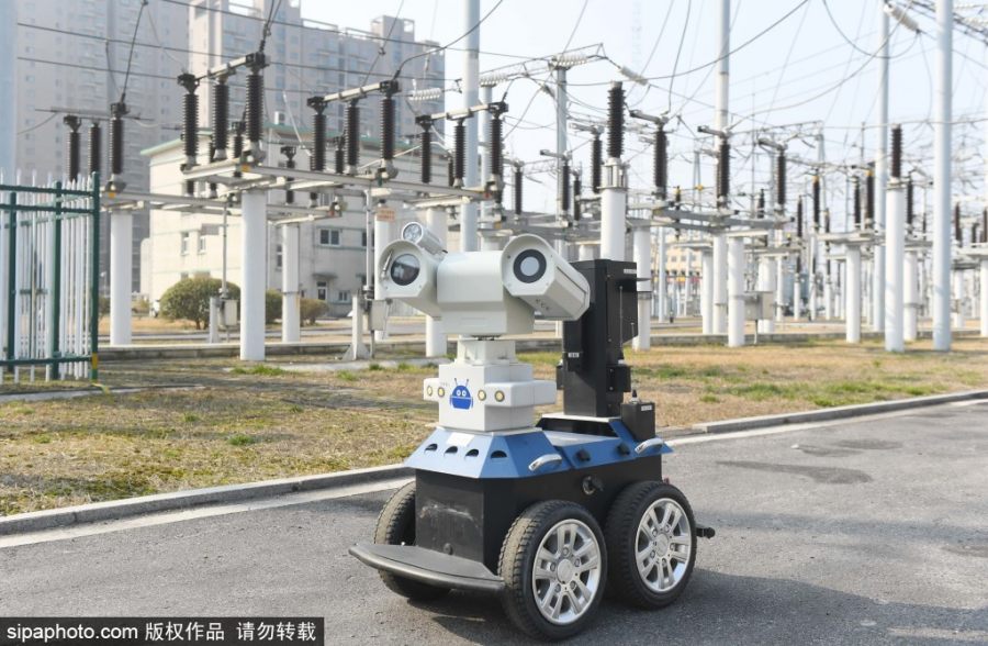 2월 4일 안후이 추저우 지역 220킬로볼트 변전소에서 순찰 로봇 한 대가 전력 공급 설비 주변 순찰 업무를 실시하고 있다. [사진 출처: Sipaphoto]