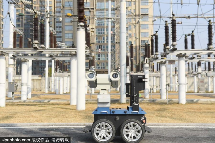 2월 4일 안후이 추저우 지역 220킬로볼트 변전소에서 순찰 로봇 한 대가 전력 공급 설비 주변 순찰 업무를 실시하고 있다. [사진 출처: Sipaphoto]