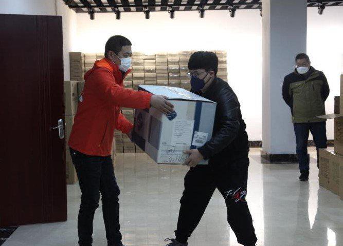 윈멍 관계자가 웨이하이 시정부에 구호품 마스크를 전달하고 있다. [사진 출처: 차이나랩]