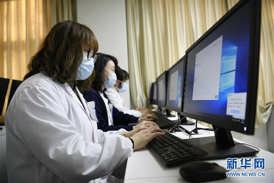 닝샤 의과대학병원 해당 의료진들이 온라인 상담으로 환자들의 궁금증을 해결해 준다. [2월 2일 촬영/사진 출처: 신화망]