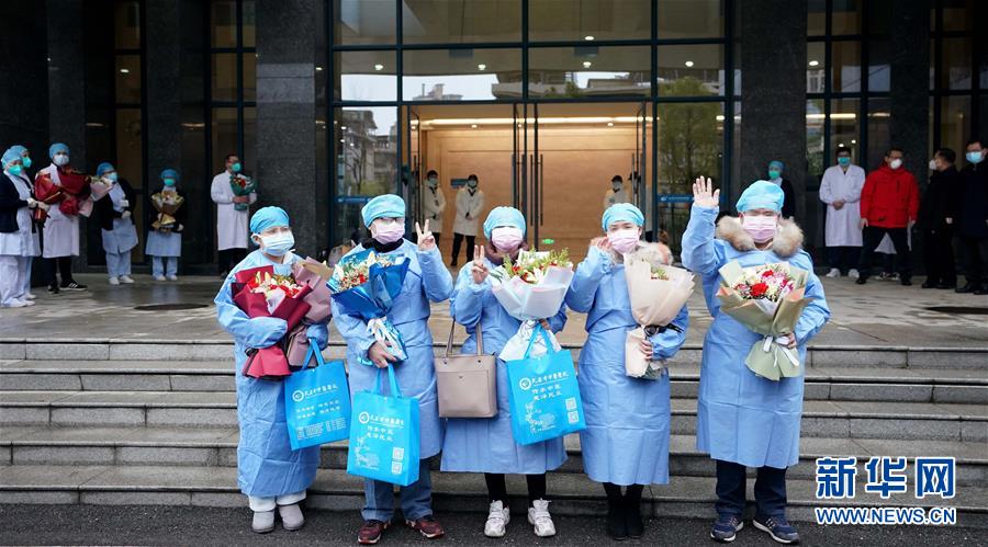 우한 중의병원에서 치료 받은 5명의 환자들이 퇴원 전에 기념사진을 촬영했다. (사진 출처: 신화망)
