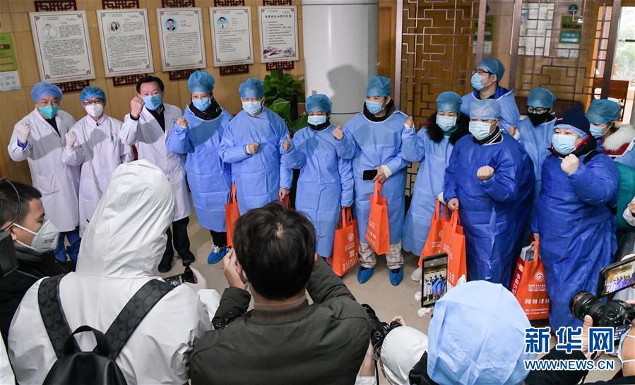 2월 6일, 후베이 중서양 의학 종합병원에서 치료 받은 신종 코로나 바이러스 폐렴 환자가 퇴원 전에 의료진들과 기념사진을 촬영했다. (사진 출처: 신화망)