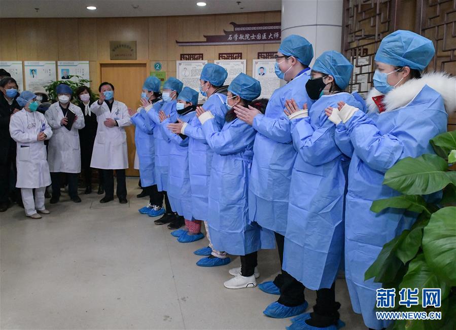 2월 6일, 후베이 중서양 의학 종합병원에서 치료 받은 신종 코로나 바이러스 폐렴 환자가 퇴원 전에 주의사항을 듣고 있다. (사진 출처: 신화망)