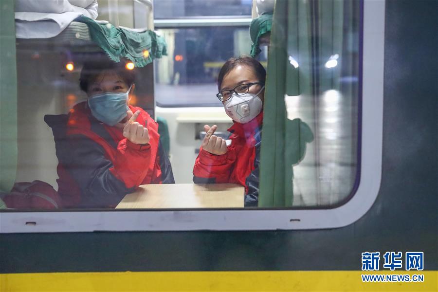 2월 6일, 베이징대학 국제병원 의료 지원팀이 베이징 서역에서 출발을 준비 중이다. (사진 출처: 신화망)