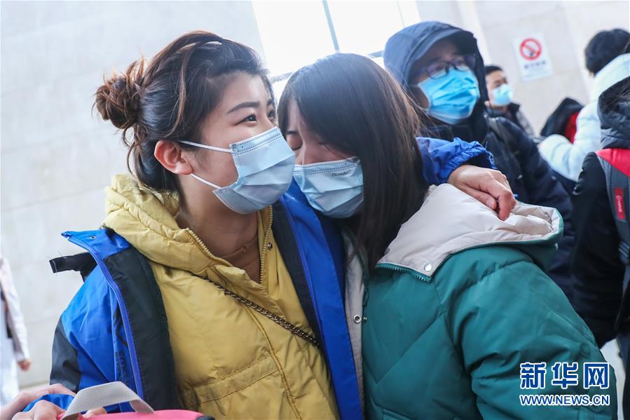 베이징대학 국제병원 의료 지원팀원 란솽(蘭爽, 좌1) 씨는 출발 전에 가족들을 위로하고 있다. (사진 출처: 신화망)