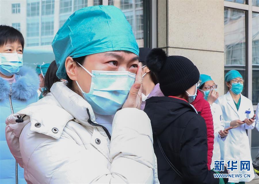 한 베이징대학 국제병원 의료진은 의료 지원팀과 작별하며 눈물을 닦고 있다. (사진 출처: 신화망)