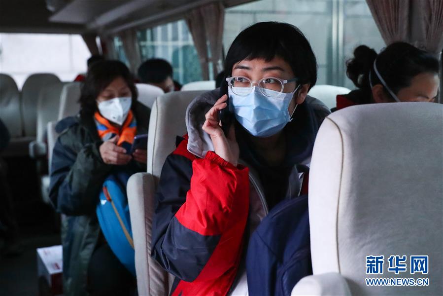 한 베이징대학 국제병원 의료 지원팀원이 베이징 서역 대합실에서 가족들과 전화통화를 하고 있다. (사진 출처: 신화망)