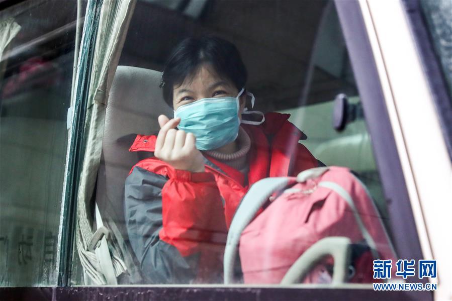 베이징대학 국제병원 의료 지원팀원 장옌(張艷) 씨가 베이징 서역에 도착했다. (사진 출처: 신화망)