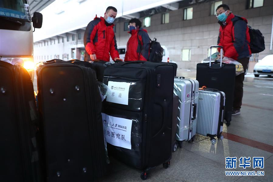 베이징대학 국제병원 의료 지원팀은 베이징 서역에서 짐을 정돈하고 있다. (사진 출처: 신화망)