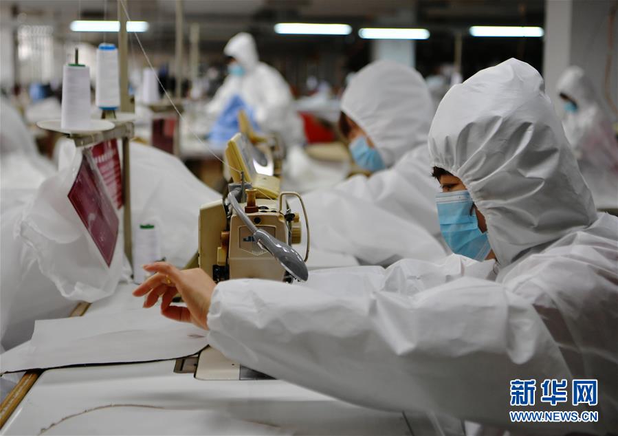 푸젠 푸톈 소재 의류기업 생산공장에서 비의료용 방호복 제작 밤샘 작업이 한창이다. [2월 6일 촬영/사진 출처: 신화망]
