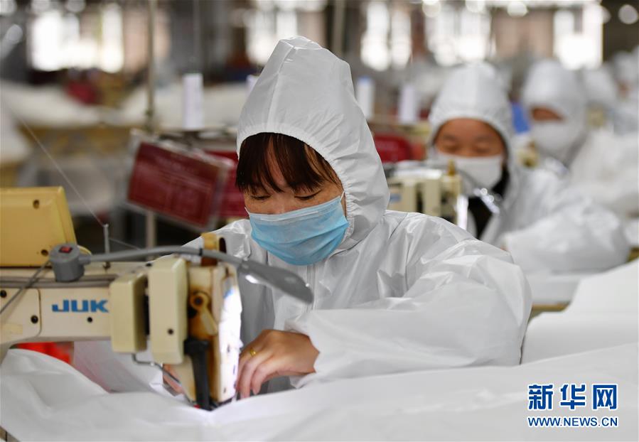 푸젠 푸톈 소재 의류기업 생산공장에서 비의료용 방호복 제작 밤샘 작업이 한창이다. [2월 6일 촬영/사진 출처: 신화망]