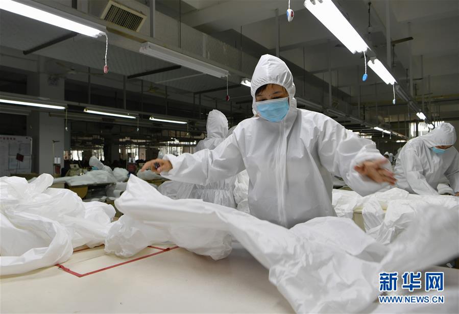 푸젠 푸톈 소재 의류기업 생산공장에서 비의료용 방호복 완제품을 포장하고 있다. [2월 6일 촬영/사진 출처: 신화망]