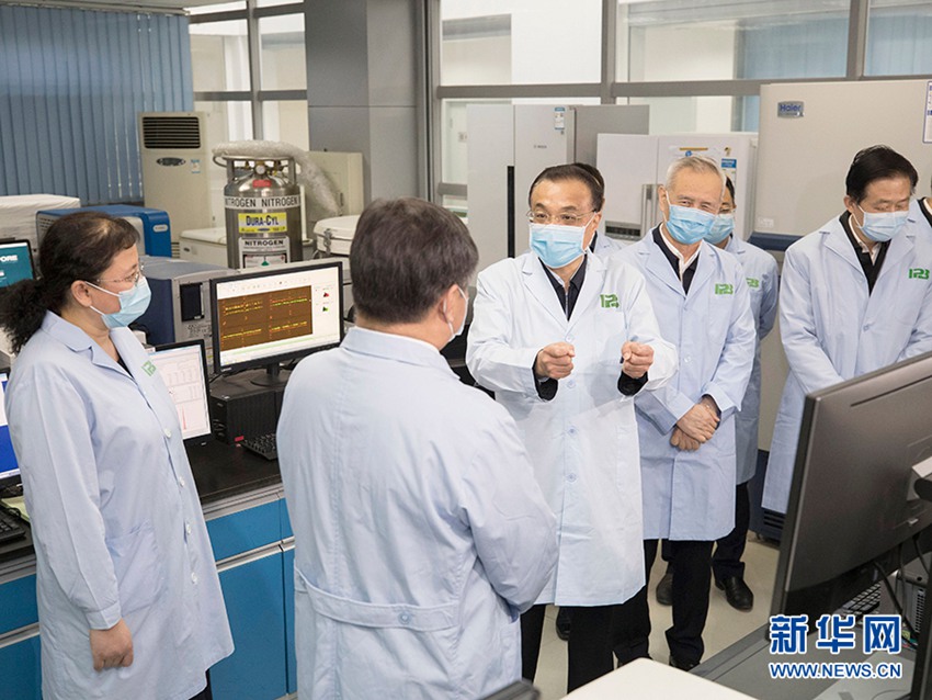 2월 9일, 리커창 총리가 실험실에서 항바이러스제 선별 등 상황에 대해 상세하게 파악했다. [사진 출처: 신화망]