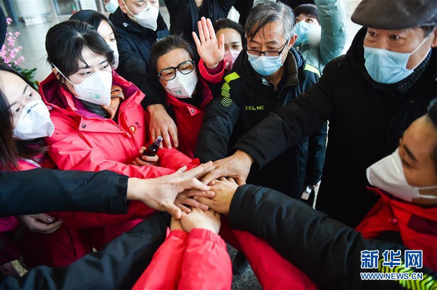 산시성 제4차 후베이 의료 지원팀 대원이 동료와 작별 인사를 하고 있다.  [사진 출처: 신화망]