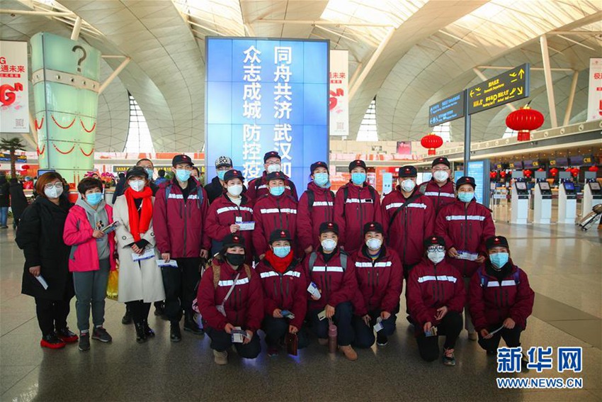 2월 9일, 랴오닝(遼寧) 각지에서 차출된 500명의 의료 대원이 선양(沈陽) 타오셴(桃仙)공항에서 후베이를 향해 출발하기 전 기념 촬영을 하고 있다.  [사진 출처: 신화망]