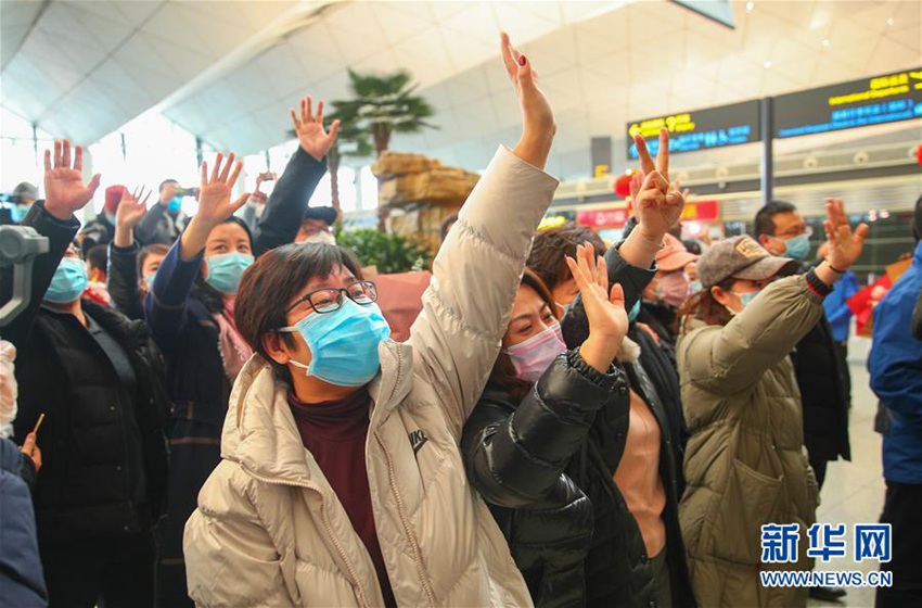 공항 검색대 통로에서 의료팀 대원들과 손을 흔들며 작별 인사를 하고 있다. [사진 출처: 신화망]