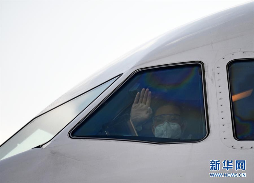 의료팀이 탑승한 비행기는 ‘중국 민항 영웅 기장’ 류촨젠(劉傳健)이 운행한다. [사진 출처: 신화망]