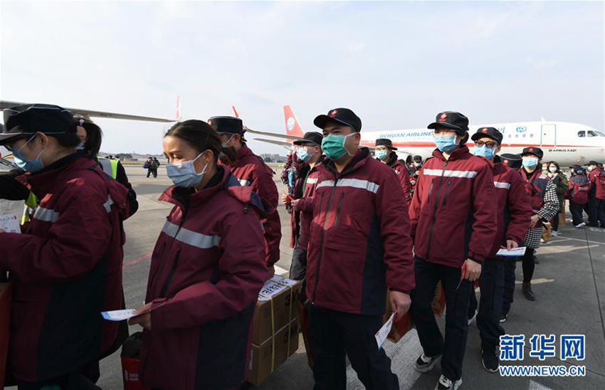 2월 9일, 300명으로 구성된 쓰촨(四川)성 제6차 후베이 의료 지원팀이 청두(成都)시 솽류(雙流)국제공항에서 탑승하고 있다. [사진 출처: 신화망]