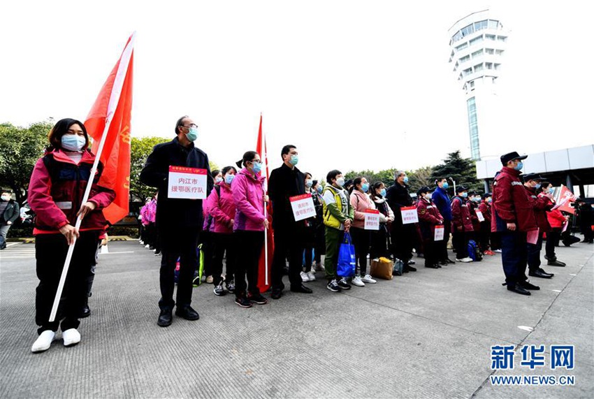 의료팀 대원들이 청두시 솽류국제공항에 집합해 탑승 준비를 하고 있다. [사진 출처: 신화망]