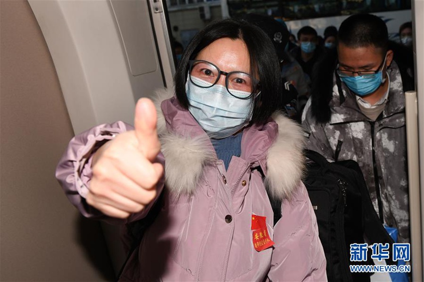 2월 9일, 허페이(合肥) 기차역에서 안후이(安徽)성 제3차 후베이 의료 지원팀 대원이 고속철도를 타고 출발 준비를 하고 있다. [사진 출처: 신화망]