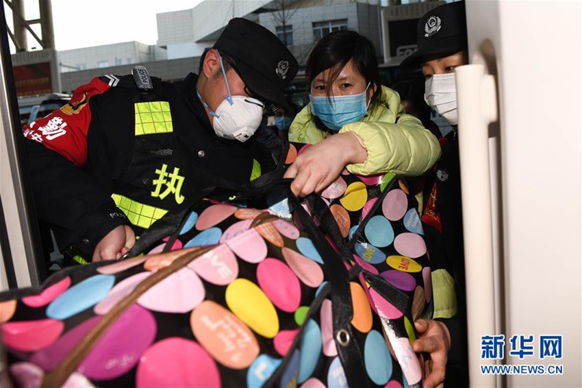 허페이 철도 공안처 민경(왼쪽 첫번째)이 안후이성 제3차 후베이 의료 지원팀을 도와 짐을 나르고 있다. [사진 출처: 신화망]