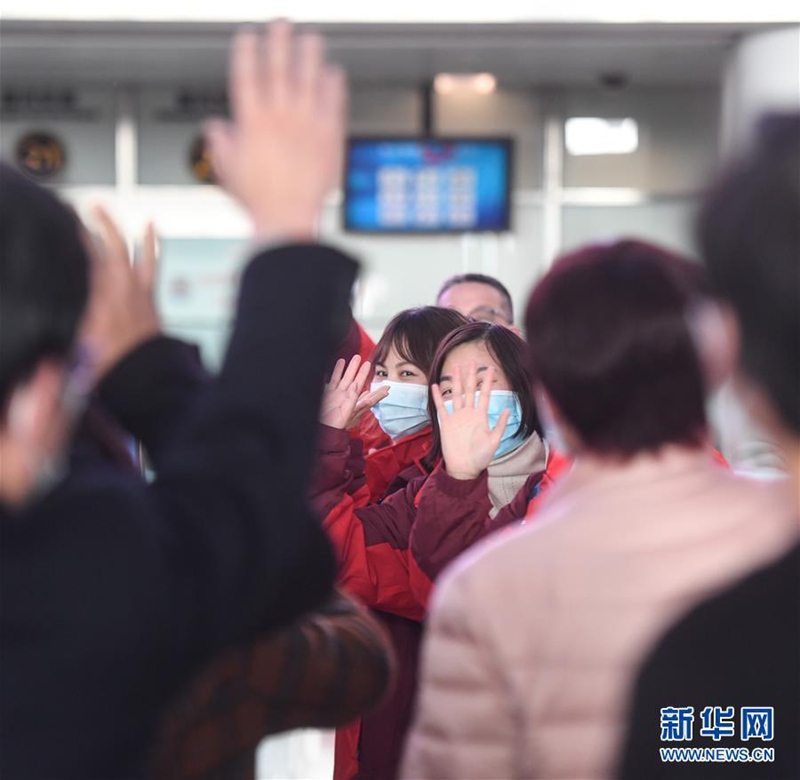 2월 9일, 항저우시 샤오산(蕭山)구 중의원 긴급 의료팀 대원 항저우 샤오산 국제공항에서 첸전전(錢珍珍∙가운데)이 탑승 전 손을 흔들어 작별 인사를 하고 있다. [사진 출처: 신화망]