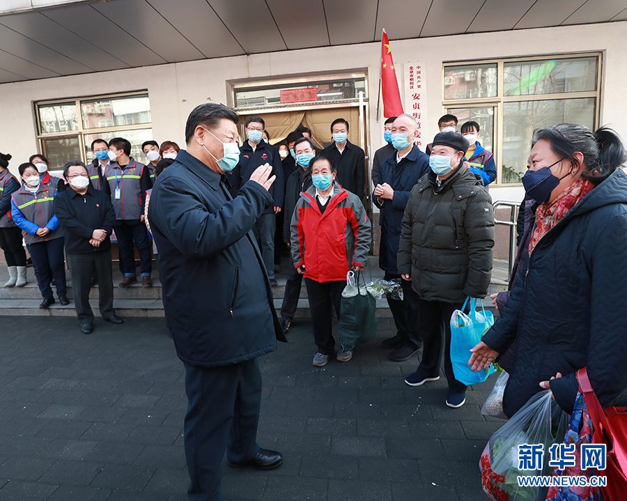 시진핑 주석은 차오양구 지역 기층 일선 방역 현황을 살펴보았다. [사진 출처: 신화망]