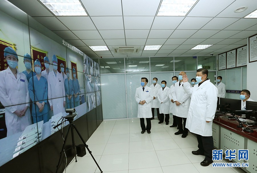수도의과대학 부속 베이징디탄병원 1층 모니터센터를 찾은 시진핑 주석은 모니터를 통해 환자들의 치료 상황을 파악하고, 영상으로 해당 의료진과 연결했다. [사진 출처: 신화망]