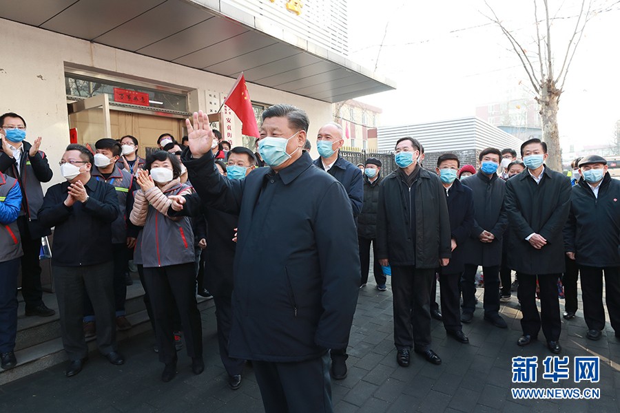 시진핑 주석은 차오양구 지역 기층 일선 방역 현황을 살펴보았다. [사진 출처: 신화망]