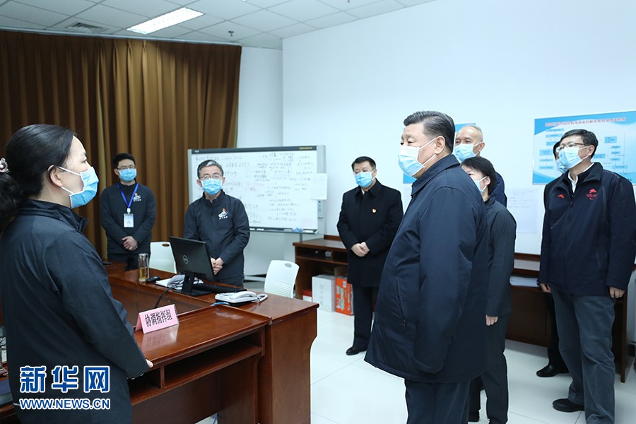차오양구 질병예방통제센터를 찾은 시진핑 주석은 방역 관련 현황 소개를 듣고 있다. [사진 출처: 신화망]