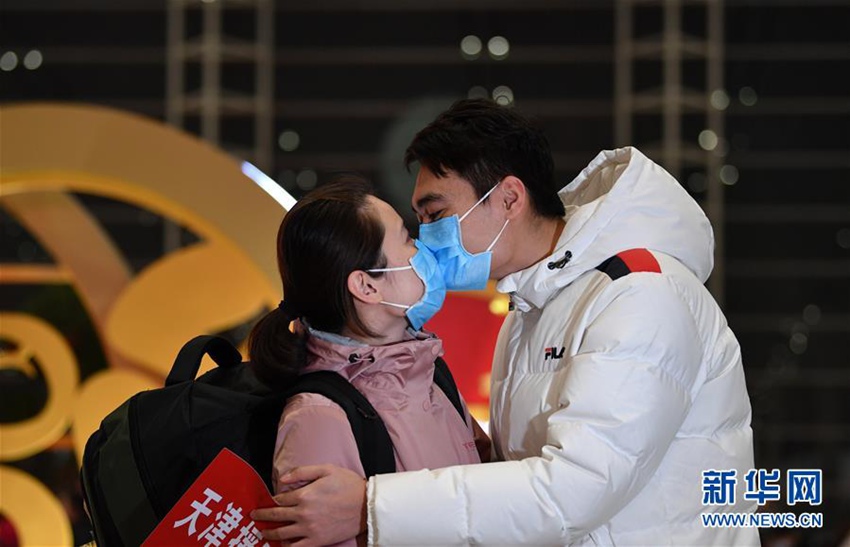 2월 9일, 톈진(天津) 빈하이(濱海)국제공항에서 톈진시 제5차 후베이 의료 지원팀이 출발하려 하고 있다. 여자 의료 대원이 아쉬운 작별인사를 하고 있다. [사진 출처: 신화망] 